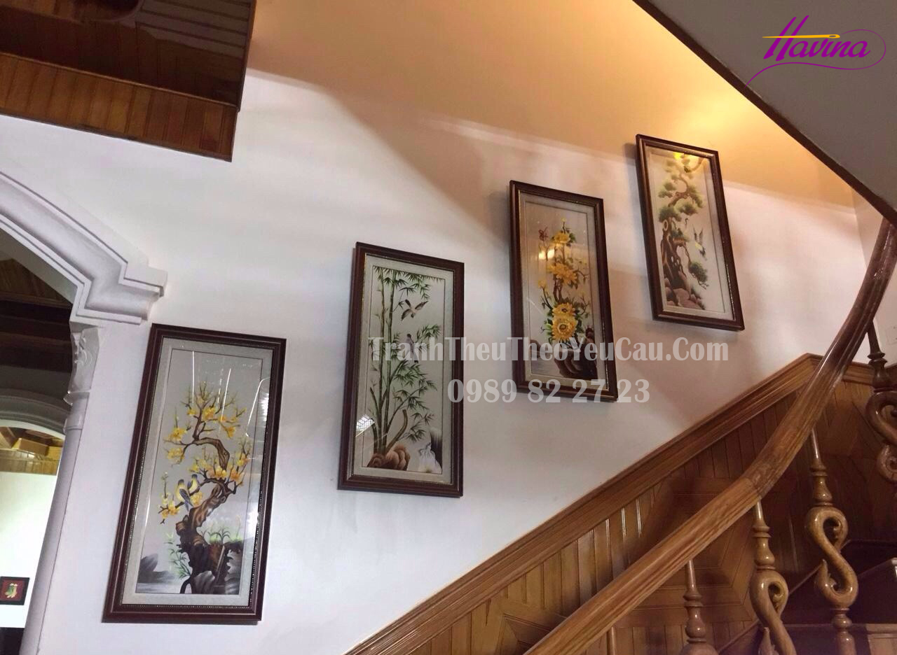 Với một bức tranh thêu tay treo trên cầu thang, bạn sẽ tạo ra một sự khác biệt lớn cho không gian nội thất của bạn. Với những chi tiết thêu tỉ mỉ, bức tranh sẽ mang lại cho bạn một không gian trang trí đầy tinh tế và sang trọng.