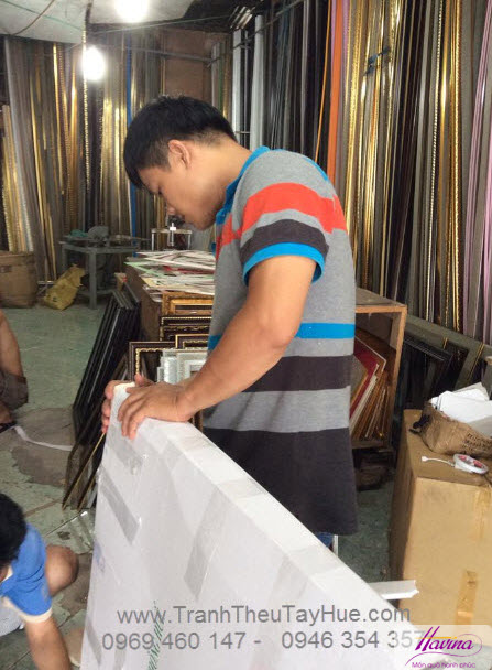 Quá trình đóng khung và gói hàng tác phẩm tranh thêu hoa mẫu đơn cho anh Hùng
