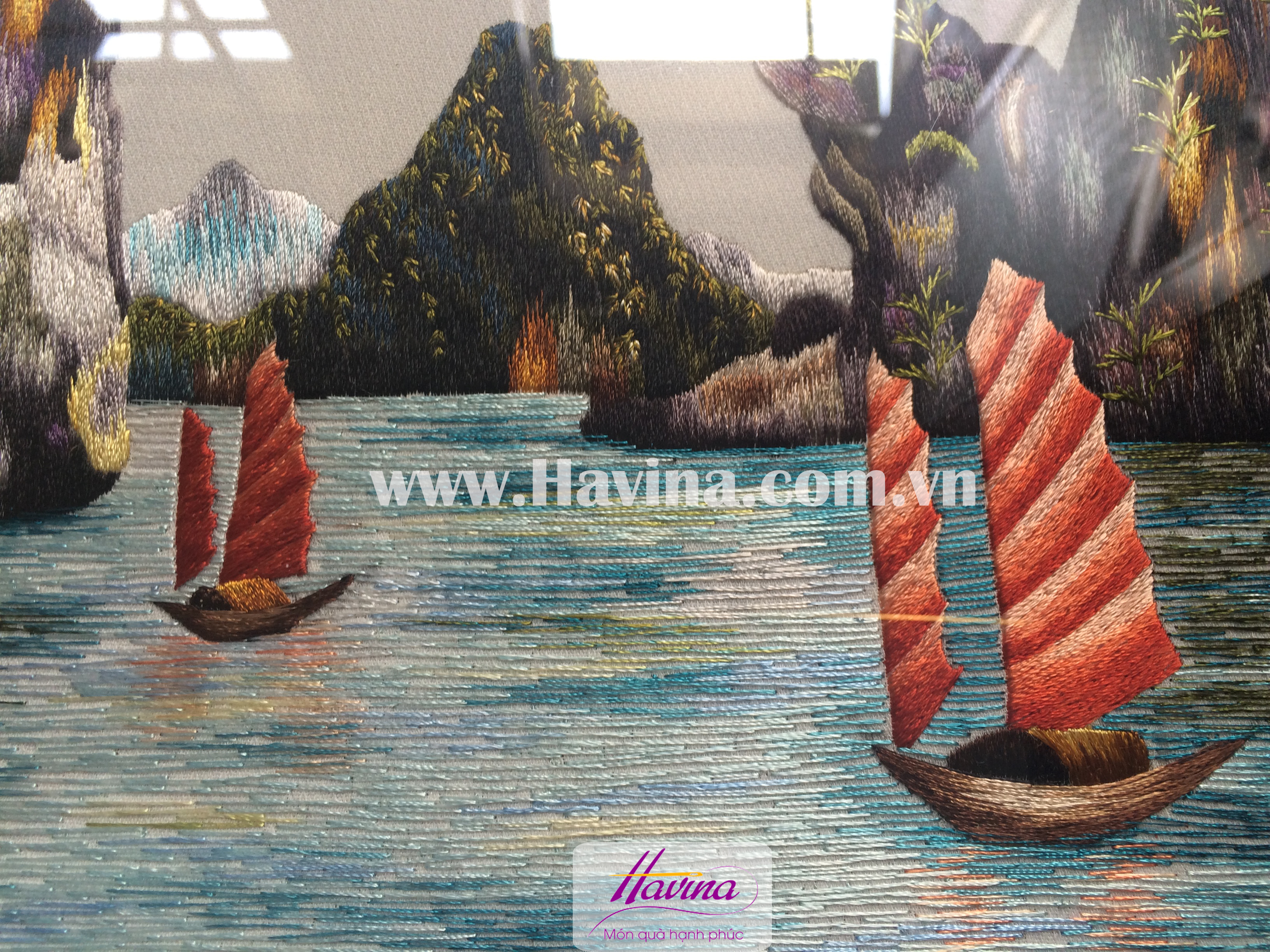 Đôi thuyền trong tác phẩm tranh thêu phong cảnh Vịnh Hạ Long