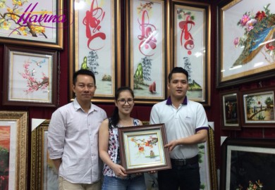 Chị Trang (ở quận Gò Vấp, TPHCM) chọn tranh thêu tay Huế làm quà tặng đám cưới bạn thân
