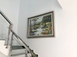 Tác phẩm tranh thêu phong cảnh con nai được treo tại nhà chị My ở Khu Đô Thị 5 Sao Long An